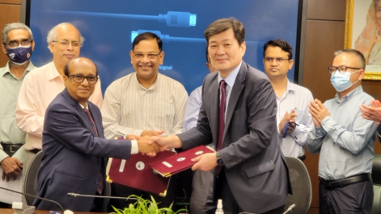 27(수) 방글라데시 교량청에서 이현승 한국도로공사 해외사업처장(오른쪽)과 콰지 무하마드 페르도스(Quazi Muhammad Ferdous) 교량청장(왼쪽)이 계약체결 후 기념촬영을 하고 있다. 가운데는 몬조르 호사인(Monjur Hossain) 도로교통부 차관