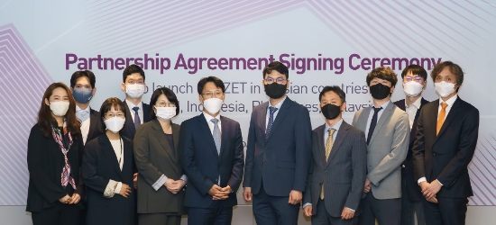 대웅제약-한국아스트라제네카, ‘크레젯’ 아시아 시장 진출 협약식 사진 (왼쪽아래 3번째부터 우정자 한국아스트라제네카 전무, 김윤경 한국아스트라제네카 전무, 김상표 한국아스트라제네카 대표이사 사장, 전승호 대웅제약 대표, 박성수 대웅제약 총괄부사장)