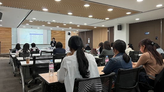 지난 27일 서울시 강남구 소재 신한아트홀에서 진행된 ‘디지털 두뇌건강강사 발대식’에서 강사들이 설명 듣는 모습.