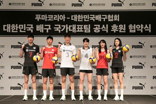 새로운 유니폼을 입고 있는 배구 국가대표 선수들