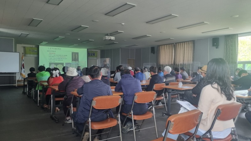 논콩재배기술 현장교육 모습 (사진제공 = 함평군)