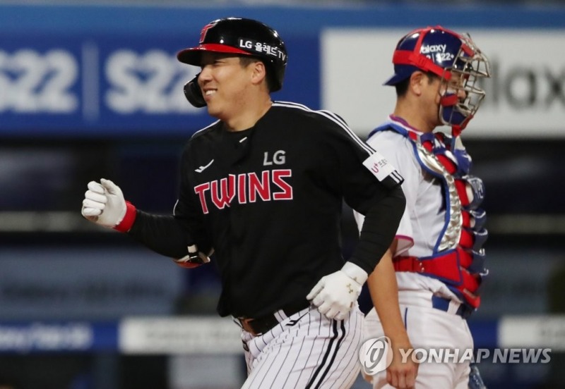 (대구=연합뉴스) 28일 대구 삼성라이온즈파크에서 열린 프로야구 '2022 신한은행 쏠(SOL) KBO 리그' LG트윈스와 삼성 라이온즈의 경기. 9회초 1사에서 주자 2루 4-4 동점 상황에서 LG 김현수가 투런 홈런을 친 뒤 홈으로 들어오고 있다.