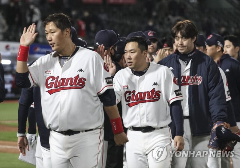 (부산=연합뉴스) 28일 부산 사직구장에서 열린 프로야구 SSG 랜더스와 롯데 자이언츠의 경기에서 4-1로 승리한 롯데 선수들이 기쁨을 나누고 있다.