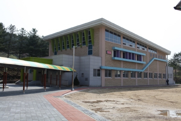 시드물, 금산 용문초등학교에 1억원 기부