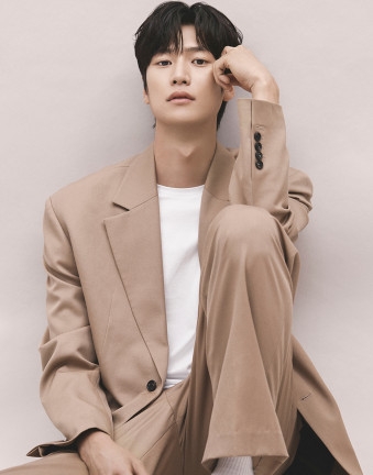 배우 나인우 씨는 1일 홈경기에 시구자로 나선다