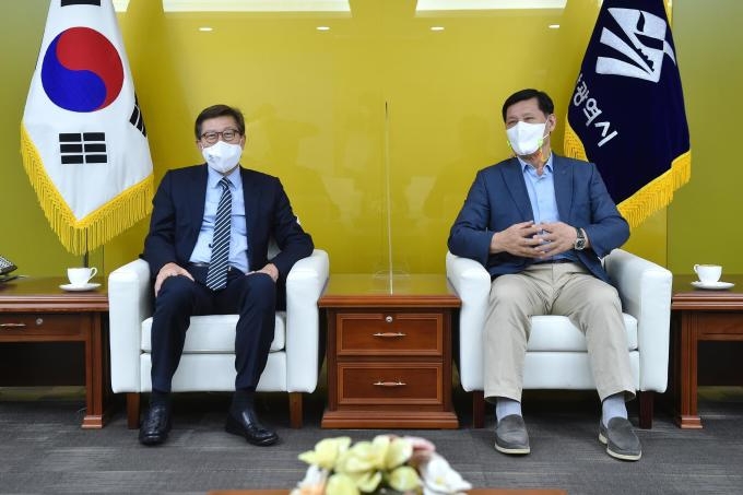 "재건축 사직 야구장 빠른 시간내에 야구팬들에게 선보이자"…허구연 총재, 박형준 부산시장과 재건축 논의