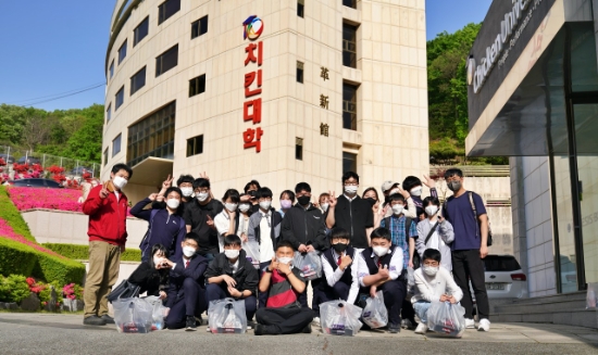이천 제일고등학교 학생들이 치킨대학에서 거리두기 해제 후 진행하는 첫 치킨캠프를 마치고 기념사진을 촬영하고 있다