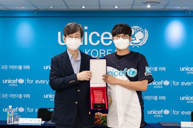 ‘롯데자이언츠 유니세프 홍보대사’로 임명된 박세웅 선수(가운데)가 이기철 유니세프한국위원회 사무총장(맨 왼쪽), 롯데자이언츠 김종호 부문장 (맨 오른쪽)과 함께하고 있다. /사진제공 = 유니세프한국위원회