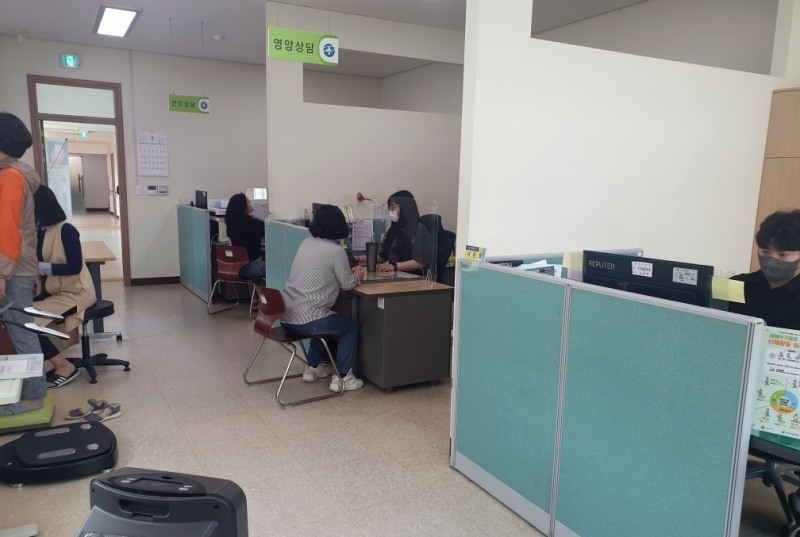 정읍시가 스마트폰과 활동량 계를 이용해 건강관리를 하는 ‘모바일 헬스케어’사업을 통해 시민들에게 1대1 맞춤형 건강관리 서비스를 제공한다. (사진제공 = 정읍시)