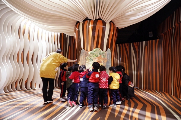 사진=씨라이프 부산 아쿠아리움을 즐기는 아이들의 모습