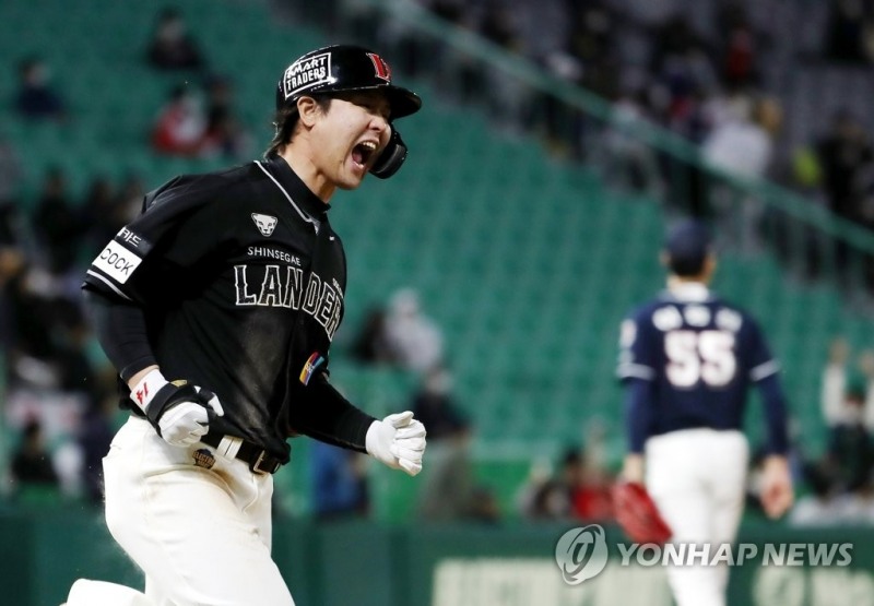(인천=연합뉴스) 29일 인천 SSG 랜더스필드에서 열린 프로야구 SSG 랜더스와 두산 베어스의 경기. 8회말 SSG 공격 무사 1루 상황에서 SSG 최정이 좌익수 뒤 홈런을 친 뒤 기뻐하며 베이스를 돌고 있다.