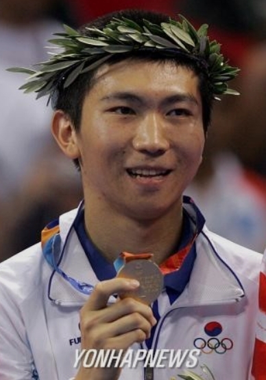 2004년 아테네올림픽 남자탁구 단식에서 금메달을 획득한 유승민이 시상식에서 머리에 월계관을 쓰고 있는 모습. [연합뉴스 자료사진]