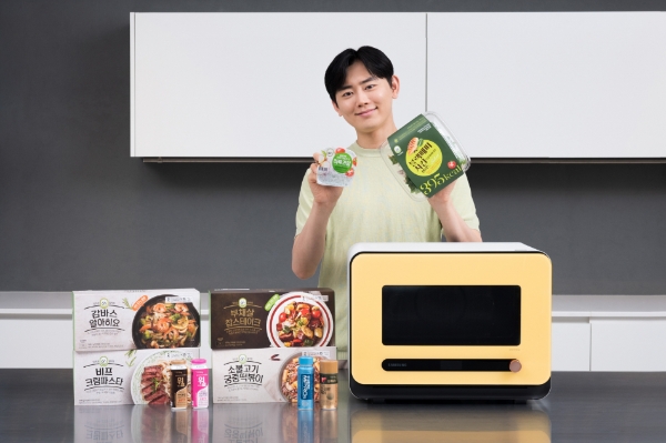 삼성전자 모델이 삼성전자와 hy, 삼성카드가 함께 하는 '우리집 전자레인지, 큐커로 교체' 2차 캠페인을 소개하고 있는 모습. 캠페인 기간 '삼성카드 마이 큐커 플랜'에 가입하면, 비스포크 큐커를 1/10 이하 가격으로 구입할 수 있고, hy 식료품과 hy 공식몰 '프레딧'의 혜택을 받을 수 있다.