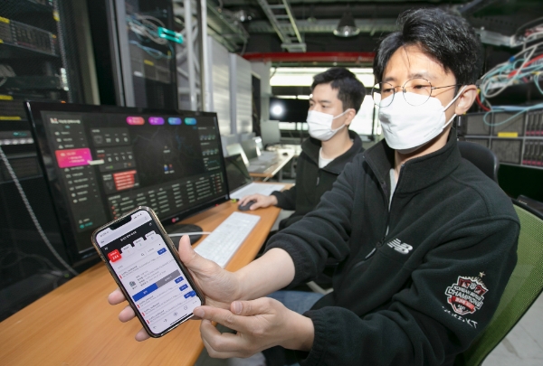KT가 기업특화망 AI 관제 솔루션 ‘아이온’의 개발을 완료하고 서울 금천구 가산디지털단지 대륭테크노 빌딩의 통신 인프라 운영에 시범 적용하는 등 상용화에 성공했다고 1일 밝혔다. 사진은 KT 융합기술원 연구원들이 ‘아이온’을 관제 기록을 확인하고, 기업특화망의 실시간 운영 현황을 모니터링하고 있는 모습. / 사진 제공 = KT