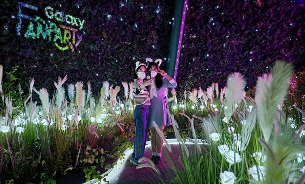 프로덕션522 멤버 박명수의 부캐(부캐릭터)인 사진작가 '명중만'이 추천한 사진 촬영 장소에서 갤럭시 S22의 나이토그래피 카메라를 활용해 추억을 남기고 있다. / 사진 제공 = 삼성전자