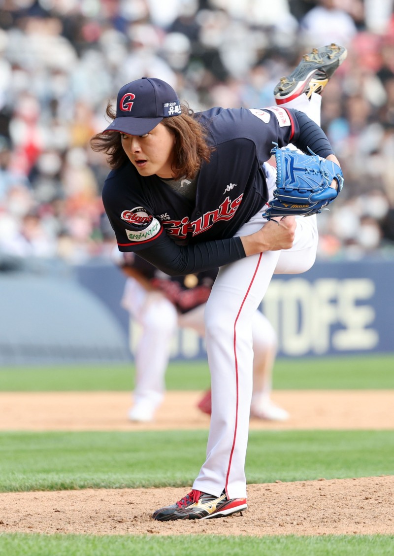 시즌 처음으로 마운드에 오른 김원중