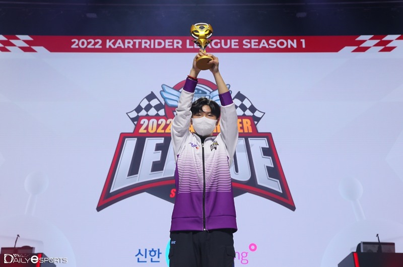 2022 카트 리그 시즌1 개인전 우승 트로피를 든 김다원.