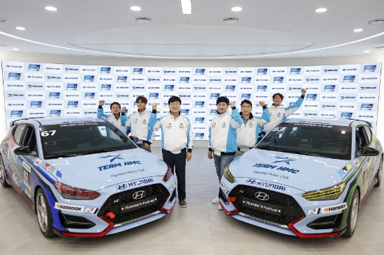 (왼쪽부터) 현대차 국내서비스사업부장 이태수 상무, 가수 정동하, 현대차 국내사업본부장 유원하 부사장, TEAM HMC 레이싱팀 김주현 단장, 고객서비스전략실 염재섭 상무, 방송인 양상국