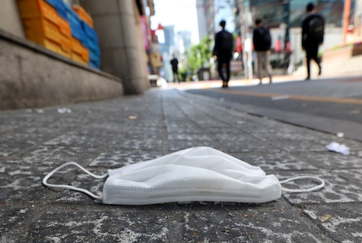 실외마스크 착용 해제를 하루 앞둔 지난 1일 오전 서울 도심에서 마스크가 바닥에 버려져 있다.