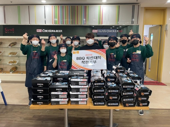 제너시스 BBQ 그룹이 치킨대학 착한기부를 통해 지역 내 복지시설에 방금 조리된 치킨을 전달하고 있다