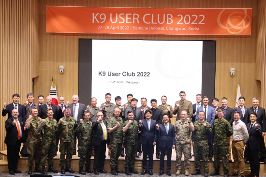 손재일 한화디펜스 대표이사(우측에서 6번째)와 김생 방위사업청 국제협력관(우측에서 7번째)이 지난 4월 27~28일 한화디펜스 창원 1사업장 글로벌캠퍼스에서 개최된 ‘K9 유저클럽’ 행사에 참석해 K9 자주포 운용국 대표단과 기념사진을 찍고 있다.