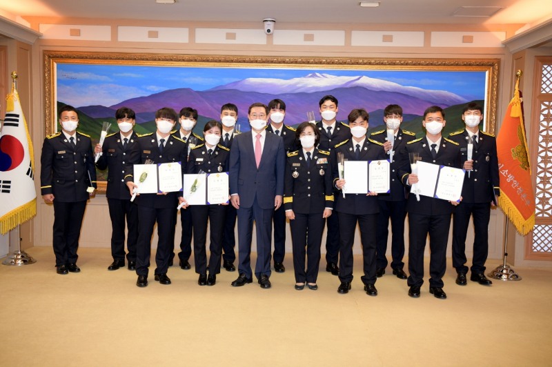 신규 소방공무원 임명장 수여식 기념촬영 모습 (사진제공 = 광주광역시)