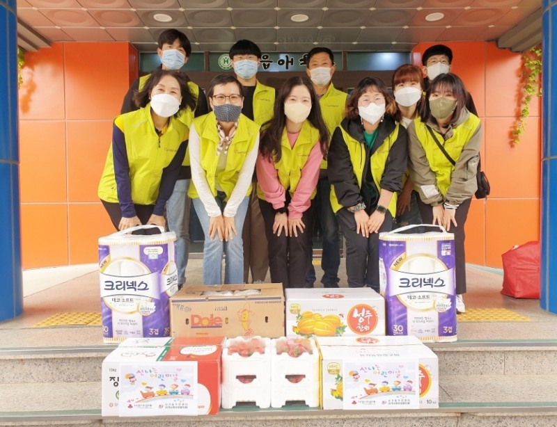 정읍시 시기동주민센터 직원들은 지난 1일 지역 내 아동 양육시설인 정읍애육원을 방문해 자원봉사활동을 펼쳤다. (사진제공 = 정읍시)