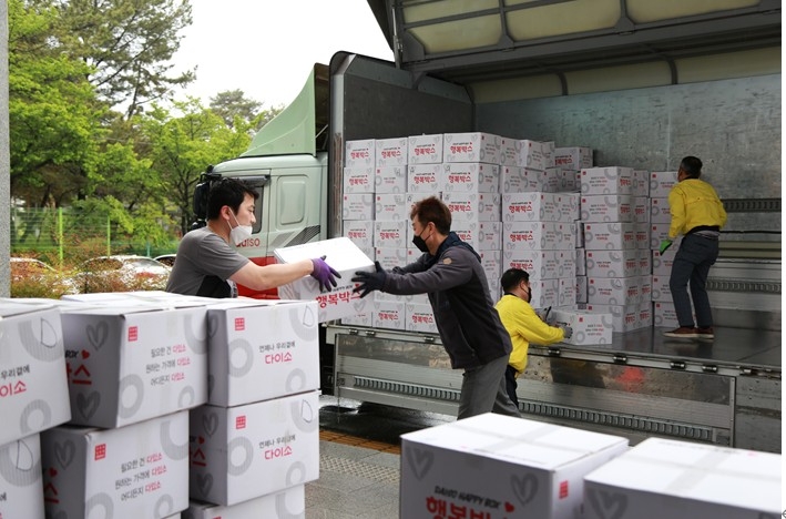아성다이소 직원들이 울진 산불피해 지역 이재민을 돕기 위해 트럭에 행복박스를 싣고 있다/사진=아성다이소