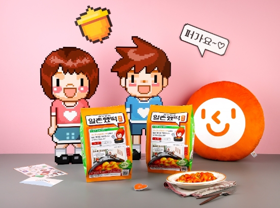 싸이월드와 협업해 뉴트로 감성을 담은 매콤달달한 식물성 떡볶이 제품 ‘풀무원과 일촌했떡볶이’