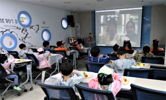 지난 2일, 서대문구 소재의 아동보육기관에서 아이들이 비대면으로 쿠킹클래스 교육에 참여하고 있다.