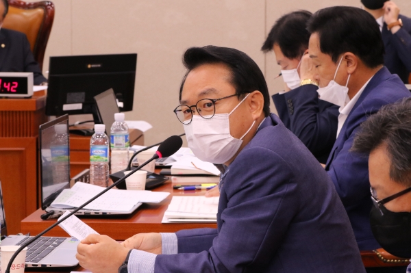 안병길 의원 질의 모습.