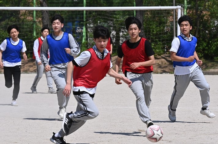 실외 마스크 의무 착용 해제 첫날인 지난 2일 오후 경기도 수원시 칠보중학교 운동장에서 학생들이 체육활동을 하고 있다.