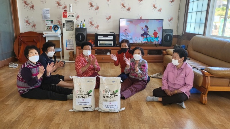 (유)천사섬이야기는 경로당 어르신들을 위해 유기농 쌀 기부했다. (사진제공 = 신안군)