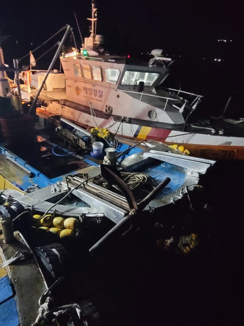 충돌로 파손된 선박 (사진제공 = 여수해양경찰서)