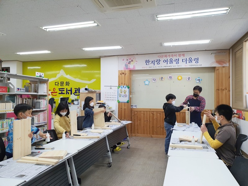 작은도서관에서 운영하는 프로그램에 참여하는 아이들 모습 (사진제공 = 정읍시)