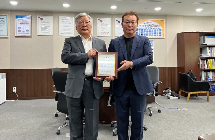 도로교통연구원장 오인섭(오른쪽)과 한국공공관리학회장 김종범(왼쪽)/사진 제공 = 한국도로공사