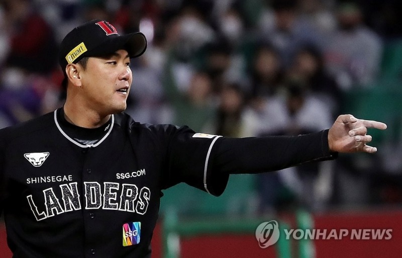 (인천=연합뉴스) 3일 인천 SSG 랜더스필드에서 열린 프로야구 SSG 랜더스와 한화 이글스의 경기. 6회초 한화의 공격을 무실점으로 막은 SSG 투수 김광현이 손을 들어 올리며 기뻐하고 있다.