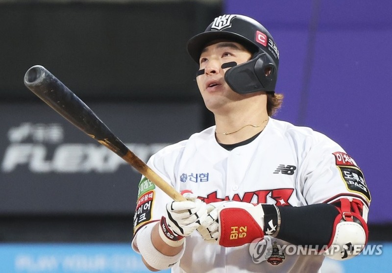 (수원=연합뉴스) 3일 경기도 수원케이티위즈파크에서 열린 2022 KBO리그 프로야구 롯데 자이언츠와 kt wiz의 경기. 3회말 2사 주자 1루에서 KT 박병호가 투런 홈런을 치고 타구를 바라보고 있다.