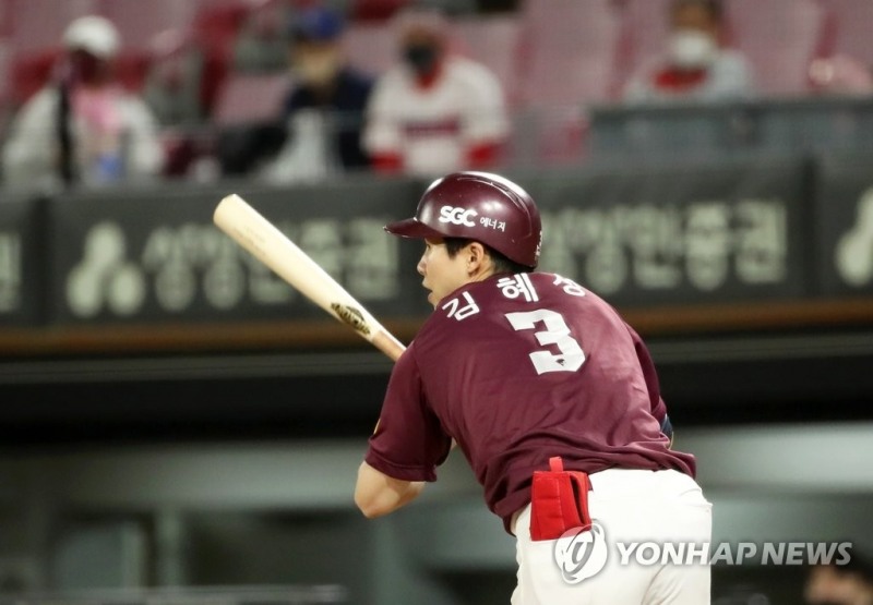 (광주=연합뉴스) 3일 광주기아챔피언스필드에서 열린 프로야구 2022 KBO리그 키움 히어로즈와 KIA 타이거즈의 경기에서 키움 김혜성이 8회에 안타를 때리고 있다.