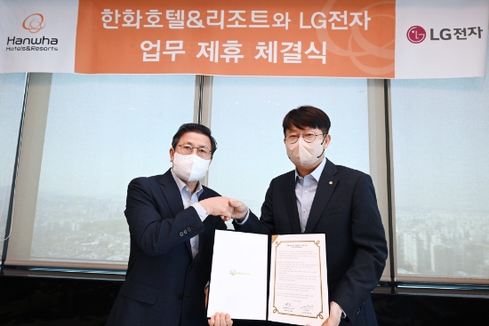 LG전자가 3일 서울 여의도 한화생명빌딩에서 한화호텔앤드리조트와 호텔 서비스 분야 디지털 전환 고도화를 위한 기술 교류 및 LG전자 로봇 솔루션 적용을 위한 업무협약(MOU)을 체결했다. 왼쪽부터 LG전자 장익환 BS사업본부장, 한화호텔앤드리조트 김형조 대표이사/사진 제공 = LG전자
