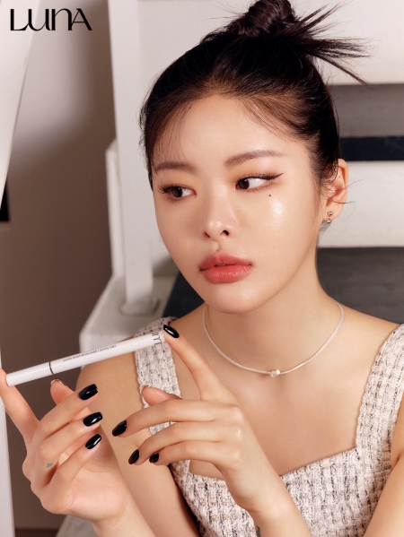 루나 뮤티드 쉐이드 브러쉬 라이너_모델컷