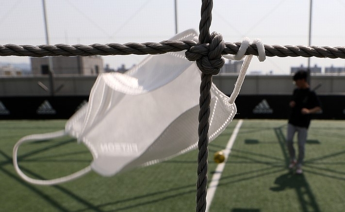 실외 마스크 착용의무 해제 이튿날인 3일 오후 서울 시내 한 풋살장에서 시민이 걸어둔 마스크가 바람에 흔들리고 있다.