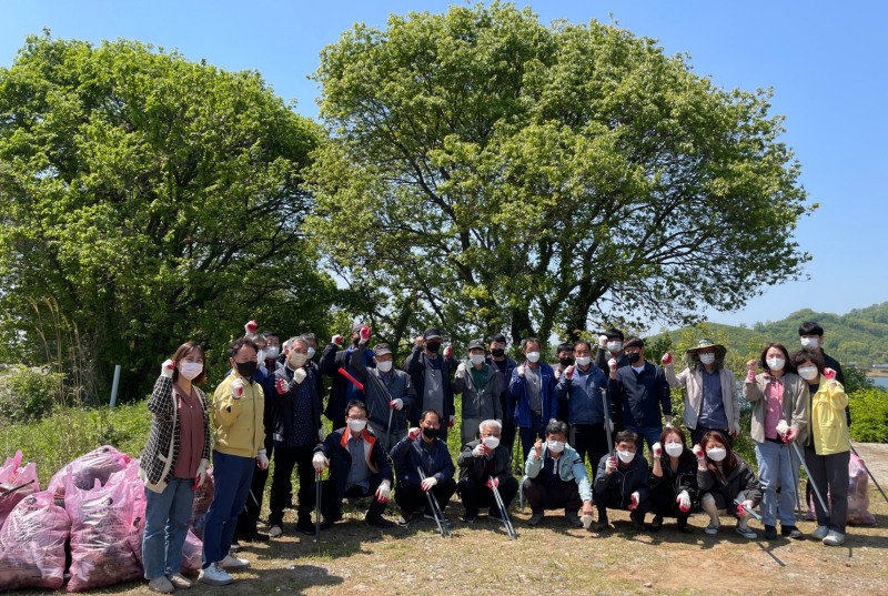 군산시 회현면 '깨끗한 우리 동네 만들기 환경정화 활동' 기념촬영 모습 (사진제공 = 군산시)