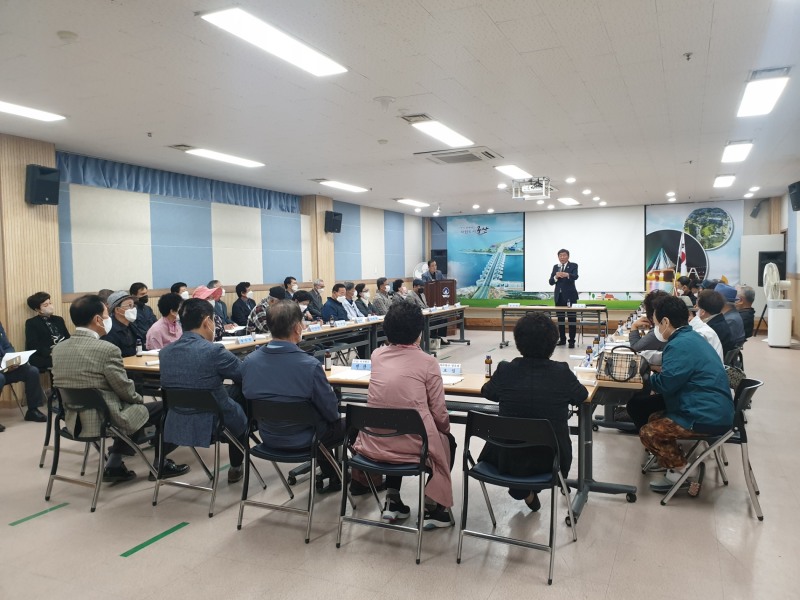 지난 4일 열린 경로당운영 회의 모습 (사진제공 = 군산시)