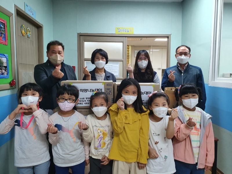 군산시 수송동 천사누리지역사회보장협의체는 ‘100주년어린이날’을 맞아 편부모가정, 조손가정 등 배려계층아동 100여명을 위해 ‘행복나눔데이’를 실시했다. (사진제공 = 군산시)