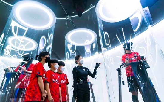 사진은 4일 오전 서울특별시 유일의 초등 여자 축구팀인 우이초등학교 축구부 선수들이 ‘티움’을 방문해 첨단 기술로 구현될 미래 세상의 모습을 체험하는 장면