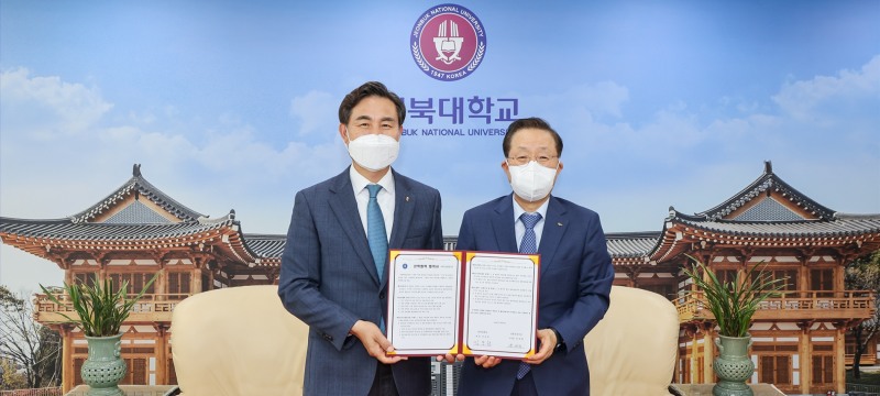 4일 전북대 캠퍼스 본관에서 윤대희 신용보증기금 이사장(오른쪽)과 김동원 전북대학교 총장(왼쪽)/사진 제공 = 신용보증기금