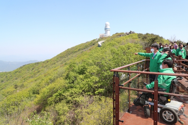 대구비슬산 무장애 데크를 시찰중인 노점환 한국관광공사 본부장. 김윤아 문체부 사무관과 최동우 지체장애인협회달성지회 사무국장 모습.