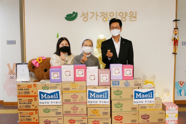 성가정입양원에 제품을 전달하는 모습. (좌측부터) 매일유업 봉사동호회 '살림' 유미연 회장, 성가정입양원 윤미숙 원장수녀님, 매일유업 고정수 홍보본부장)