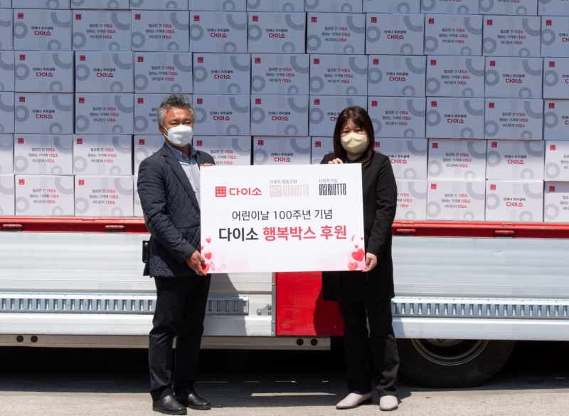 아성다이소 관계자(왼쪽부터 첫번째)와 사회적 협동조합 마리에뜨 양차민 대표가 기념사진을 촬영하고 있다/사진제공=아성다이소